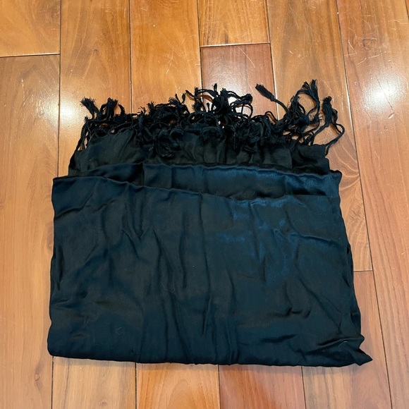 Glossy black scarf with tassels - Picture 2 of 3